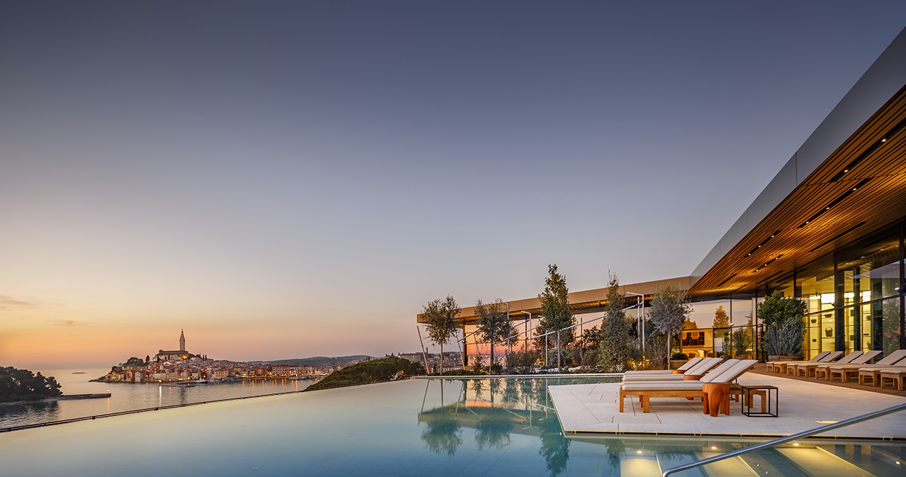 hotel rovinj realizzato da Mectro Serramenti e Porte Automatiche Grandi Dimensioni